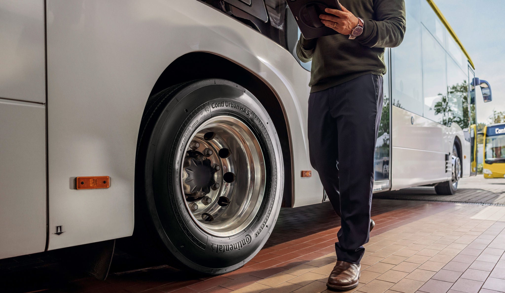 Fleet manager checks his Conti Urban HA 5 tire on the Bus hub